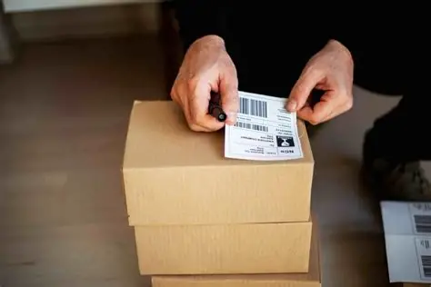 Cliente che riceve un pacco presso il punto spedizioni