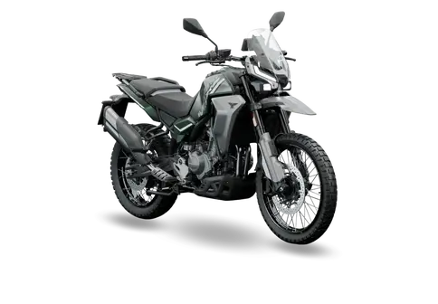 Cliente che firma una polizza assicurativa moto