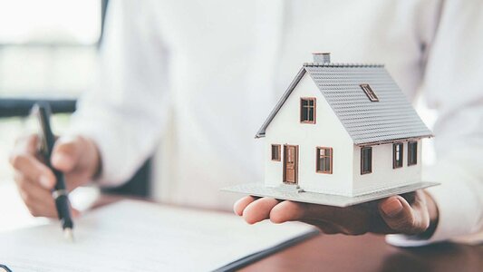 Famiglia che riceve le chiavi di casa assicurata