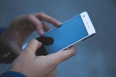 Cliente che effettua una ricarica telefonica al banco
