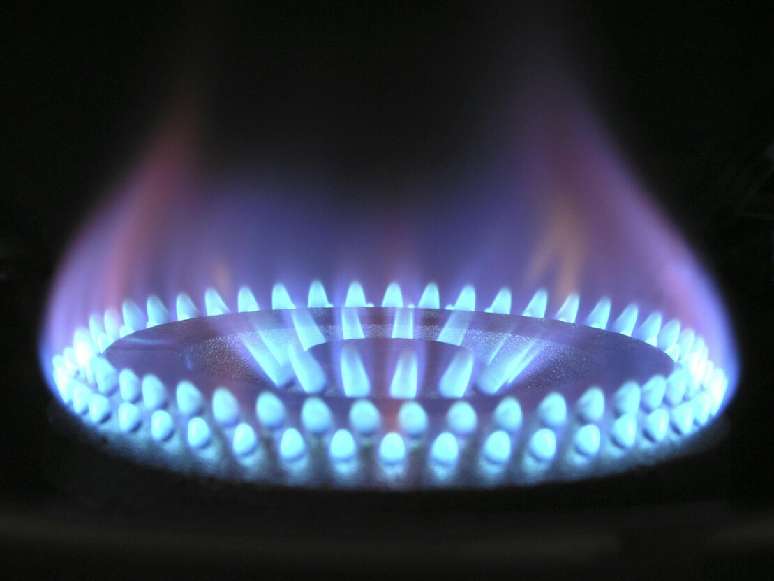 Cliente che riceve assistenza per offerte luce, gas, fibra e mobile