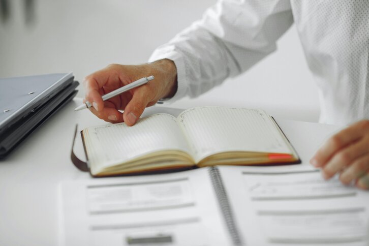 Team di back office che lavora al computer su pratiche e documenti